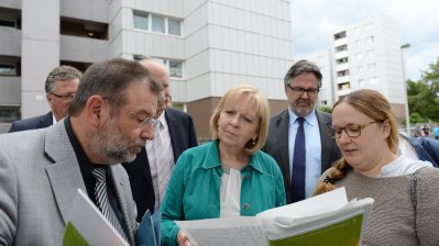 Ministerpräsidentin Kraft (Mitte) informiert sich vor Ort über das Projekt "Soziale Stadt Neu-Tannenbusch"