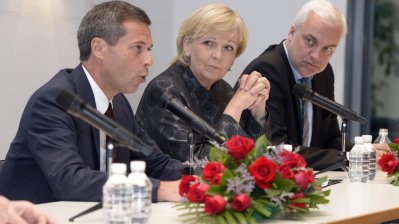 Der deutsche Botschafter Michael Clauß (l), Ministerpräsidentin Hannelore Kraft und Wirtschaftsminister Garrelt Duin auf einem Empfang des Landes NRW in der deutschen Botschaft in Peking.