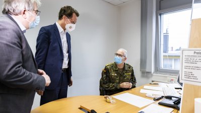 Ministerpräsident Hendrik Wüst tauscht sich an Heiligabend gemeinsam mit dem Oberbürgermeister der Stadt Essen, Thomas Kufen, mit Soldatinnen und Soldaten der Bundeswehr aus, die die Gesundheitsbehöre Essen bei der Kontaktnachverfolgung und telefonischen Betreuung von coronainfizierten Personen über die Weihnachtsfeiertage unterstützen. 