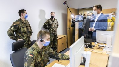 Ministerpräsident Hendrik Wüst tauscht sich an Heiligabend gemeinsam mit dem Oberbürgermeister der Stadt Essen, Thomas Kufen, mit Soldatinnen und Soldaten der Bundeswehr aus, die die Gesundheitsbehöre Essen bei der Kontaktnachverfolgung und telefonischen Betreuung von coronainfizierten Personen über die Weihnachtsfeiertage unterstützen. 