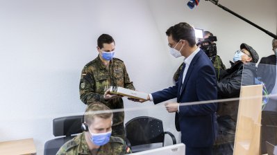 Ministerpräsident Hendrik Wüst tauscht sich an Heiligabend gemeinsam mit dem Oberbürgermeister der Stadt Essen, Thomas Kufen, mit Soldatinnen und Soldaten der Bundeswehr aus, die die Gesundheitsbehöre Essen bei der Kontaktnachverfolgung und telefonischen Betreuung von coronainfizierten Personen über die Weihnachtsfeiertage unterstützen. 