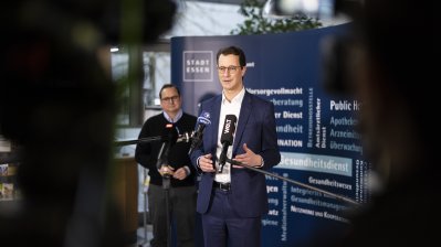 Ministerpräsident Hendrik Wüst tauscht sich an Heiligabend gemeinsam mit dem Oberbürgermeister der Stadt Essen, Thomas Kufen, mit Soldatinnen und Soldaten der Bundeswehr aus, die die Gesundheitsbehöre Essen bei der Kontaktnachverfolgung und telefonischen Betreuung von coronainfizierten Personen über die Weihnachtsfeiertage unterstützen. 