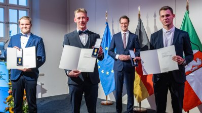 Ministerpräsident Hendrik Wüst verleiht die Rettungsmedaille des Landes Nordrhein-Westfalen