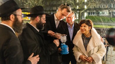 Ministerpräsident Hendrik Wüst nimmt am Festakt zum Entzünden der fünften Chanukka-Kerze in der Alten Synagoge Essen teil