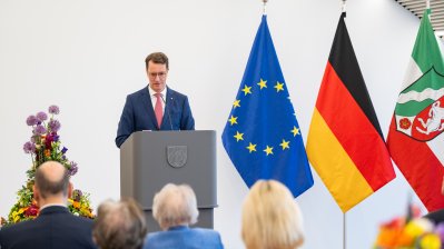 Ministerpräsident Hendrik Wüst verleiht den Verdienstorden des Landes Nordrhein-Westfalen an Dr. Esther Betz