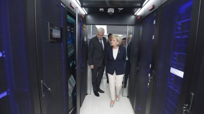 Ministerpräsidentin Hannelore Kraft und Wirtschaftsminister Garrelt Duin besichtigen einen Serverraum