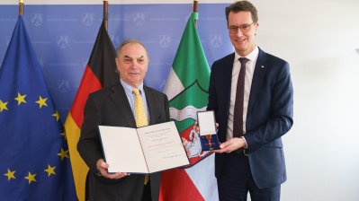 Ministerpräsident Wüst händigt Hendrik Snoek den Bundesverdienstorden aus