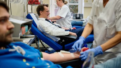 Ministerpräsident Hendrik Wüst besucht das Universitätsklinikum Münster und spendete Blut