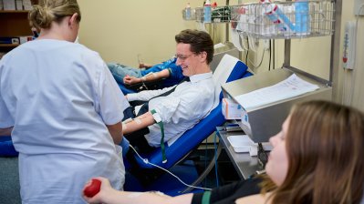 Ministerpräsident Hendrik Wüst besucht das Universitätsklinikum Münster und spendete Blut