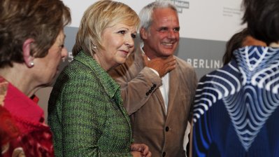Das Bild zeigt Ministerpräsidentin Kraft (Mitte), Ministerin Schwall-Düren (links) und Gäste des Berlinale-Empfangs.