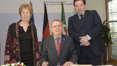 Gruppenfoto (v.l.n.r.) von mit Europaministerin Dr. Schwall-Düren, Generalkonsul Schmagin und Doyen Nebojsa Kosutic