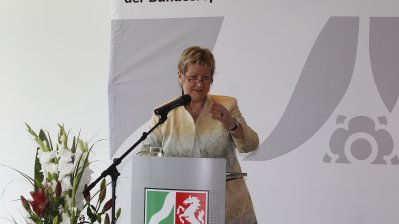 Stellvertretende Ministerpräsidentin Sylvia Löhrmann überreicht Bundesverdienstorden an 15 Bürgerinnen und Bürger aus Nordrhein-Westfalen, 15.07.2013