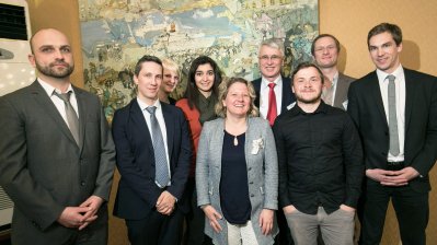 Das Foto zeigt ein Gruppenbild von Wissenschaftsministerin Svenja Schulze mit Vertreterinnen und Vertretern der Deutsch Türkischen Stiftung für gegenseitige Unterstützung und Ausbildung (TADEV) sowie der Education Research Initiative (ERI) in der Friedrich Ebert Stiftung Istanbul.