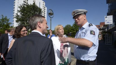 Ein Polizist gestikuliert neben Ministerpräsidentin Hannelore Kraft und Thomas Geisel