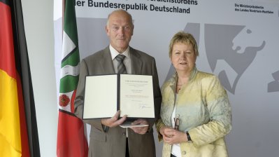 Stellvertretende Ministerpräsidentin Sylvia Löhrmann überreicht Bundesverdienstorden an 8 Bürgerinnen und Bürger aus Nordrhein-Westfalen, 02.06.2014