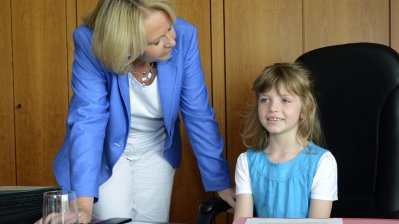 Ministerpräsidentin Hannelore Kraft trifft die 7jährige Hannah, 06.07.2012