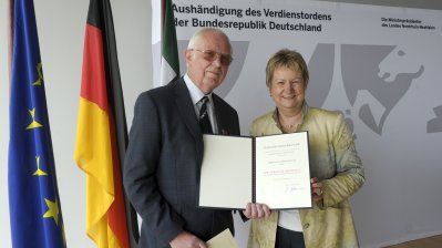 Stellvertretende Ministerpräsidentin Sylvia Löhrmann überreicht Bundesverdienstorden an 8 Bürgerinnen und Bürger aus Nordrhein-Westfalen, 02.06.2014