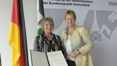 Stellvertretende Ministerpräsidentin Sylvia Löhrmann überreicht Bundesverdienstorden an 8 Bürgerinnen und Bürger aus Nordrhein-Westfalen, 02.06.2014