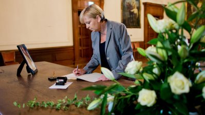 Eintrag von Ministerpräsidentin Kraft in das Kondolenzbuch für Professor Berthold Beitz, 05.08.2013