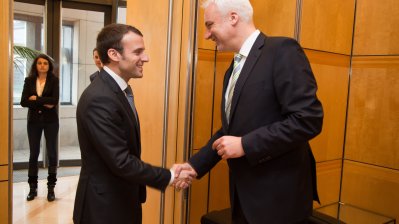 Das Foto zeigt, wie Wirtschaftsminister Duin von Frankreichs Wirtschaftsminister Emanuel Macron begrüßt wird.