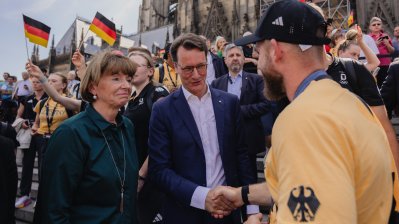 „Team D“ kehrt zurück nach Deutschland – Ministerpräsident Wüst nimmt deutsche Athletinnen und Athleten in Köln in Empfang