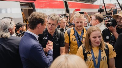 „Team D“ kehrt zurück nach Deutschland – Ministerpräsident Wüst nimmt deutsche Athletinnen und Athleten in Köln in Empfang