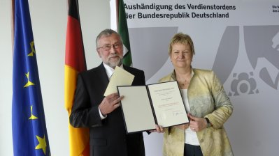 Stellvertretende Ministerpräsidentin Sylvia Löhrmann überreicht Bundesverdienstorden an 8 Bürgerinnen und Bürger aus Nordrhein-Westfalen, 02.06.2014