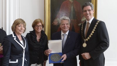 Ministerin Schäfer eröffnet Ausstellungs-Trilogie zum Karlsjahr 2014 in Aachen, 19.06.2014