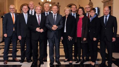 Gruppenfoto mit allen Ministerpräsidentinnen und Ministerpräsidenten