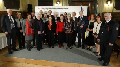 Ministerin Angelica Schwall-Düren überreicht Bundesverdienstorden an 17 Bürgerinnen und Bürger aus Nordrhein-Westfalen, 06.12.2013