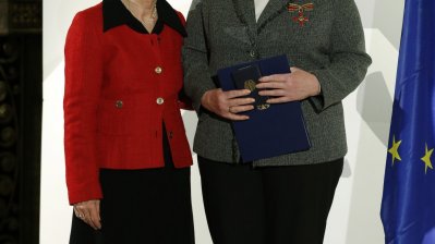 Ministerin Angelica Schwall-Düren überreicht Bundesverdienstorden an 17 Bürgerinnen und Bürger aus Nordrhein-Westfalen, 06.12.2013