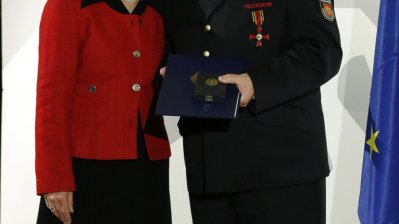 Ministerin Angelica Schwall-Düren überreicht Bundesverdienstorden an 17 Bürgerinnen und Bürger aus Nordrhein-Westfalen, 06.12.2013