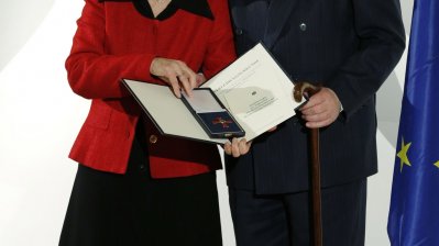 Ministerin Angelica Schwall-Düren überreicht Bundesverdienstorden an 17 Bürgerinnen und Bürger aus Nordrhein-Westfalen, 06.12.2013