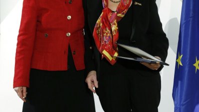 Ministerin Angelica Schwall-Düren überreicht Bundesverdienstorden an 17 Bürgerinnen und Bürger aus Nordrhein-Westfalen, 06.12.2013