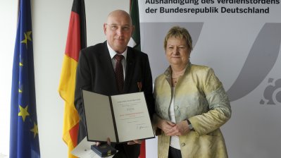 Stellvertretende Ministerpräsidentin Sylvia Löhrmann überreicht Bundesverdienstorden an 8 Bürgerinnen und Bürger aus Nordrhein-Westfalen, 02.06.2014