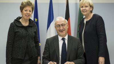 Das Foto zeigt den französischen Botschafter in der Mitte, links Europaministerin Schwall-Düren, rechts Ministerpräsidentin Kraft.