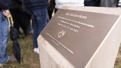 Begegnung mit Angehörigen von Opfern der Flutkatastrophe 2021 an den zu deren Ehren gepflanzten Bäumen in Blankenheimerdorf