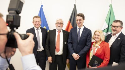 Ministerpräsident Hendrik Wüst verleiht den Verdienstorden des Landes Nordrhein-Westfalen an 16 Bürgerinnen und Bürger