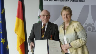 Stellvertretende Ministerpräsidentin Sylvia Löhrmann überreicht Bundesverdienstorden an 8 Bürgerinnen und Bürger aus Nordrhein-Westfalen, 02.06.2014