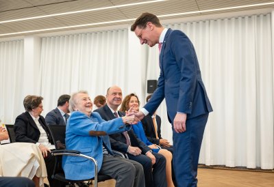 Ministerpräsident Hendrik Wüst verleiht den Verdienstorden des Landes Nordrhein-Westfalen an Dr. Esther Betz