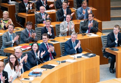 Ministerpräsident Hendrik Wüst gratuliert André Kuper zur Wiederwahl als Präsident des Landtags