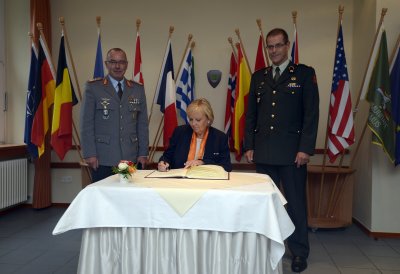 Ministerpräsidentin Hannelore Kraft trägt sich in das Gästebuch des Korps ein