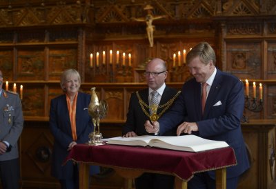 S.M. König Willem-Alexander trägt sich in das Goldene Buch der Stadt Münster ein
