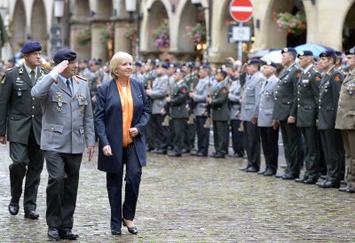 Ministerpräsidentin Hannelore Kraft beim Abschreiten der Ehrenformation