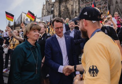 „Team D“ kehrt zurück nach Deutschland – Ministerpräsident Wüst nimmt deutsche Athletinnen und Athleten in Köln in Empfang