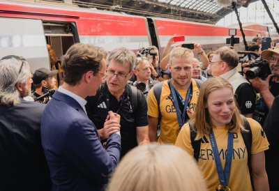 „Team D“ kehrt zurück nach Deutschland – Ministerpräsident Wüst nimmt deutsche Athletinnen und Athleten in Köln in Empfang