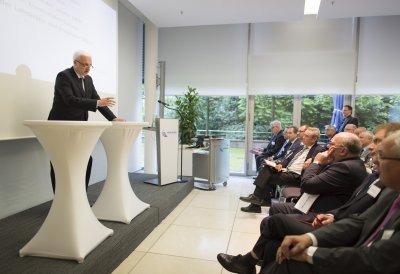 Das Foto zeigt Wirtschaftsminister Duin bei seiner Rede während der Kommunalkonferenz zum Breitbandausbau