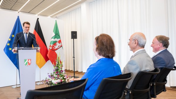 Ministerpräsident Wüst händigt den Bundesverdienstorden an drei Persönlichkeiten aus