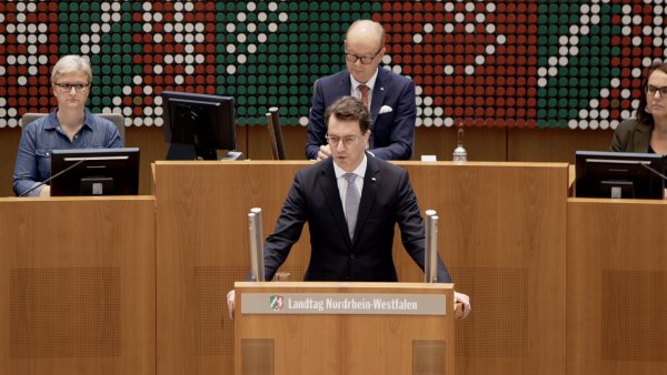 Ministerpräsident Hendrik Wüst unterrichtet den Landtag