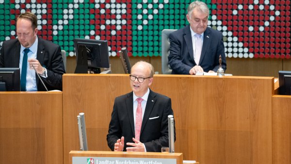 Ministerpräsident Hendrik Wüst gratuliert André Kuper zur Wiederwahl als Präsident des Landtags